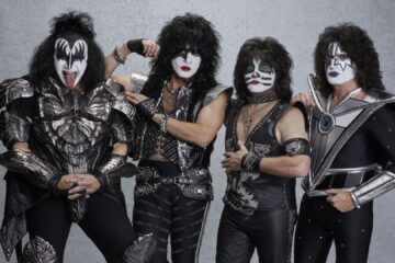 Integrantes do Kiss caracterizados com maquiagem e figurino clássico em foto promocional.
