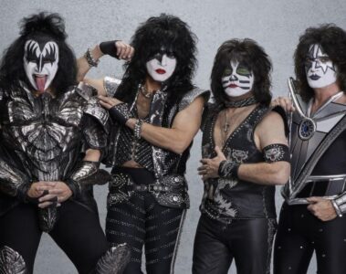 Integrantes do Kiss caracterizados com maquiagem e figurino clássico em foto promocional.