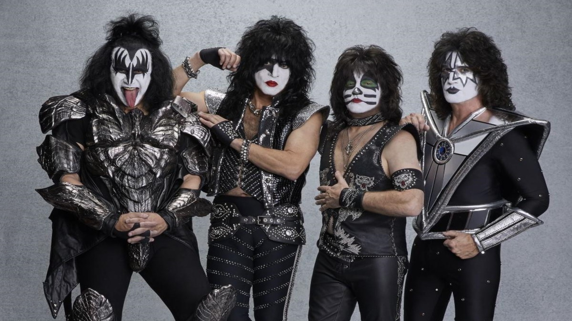 Integrantes do Kiss caracterizados com maquiagem e figurino clássico em foto promocional.