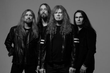 A banda Megadeth posa em foto promocional da turnê de despedida, com Dave Mustaine ao centro e os integrantes vestindo jaquetas de couro pretas.