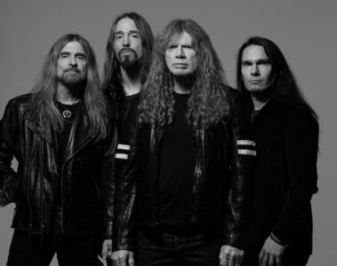 A banda Megadeth posa em foto promocional da turnê de despedida, com Dave Mustaine ao centro e os integrantes vestindo jaquetas de couro pretas.