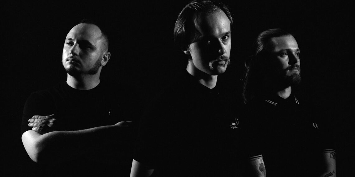 O trio bielorusso Molchat Doma está vindo ao Brasil para um show único em São Paulo. Conheça cinco músicas para entender a atmosfera sombria e pós-soviética da banda.