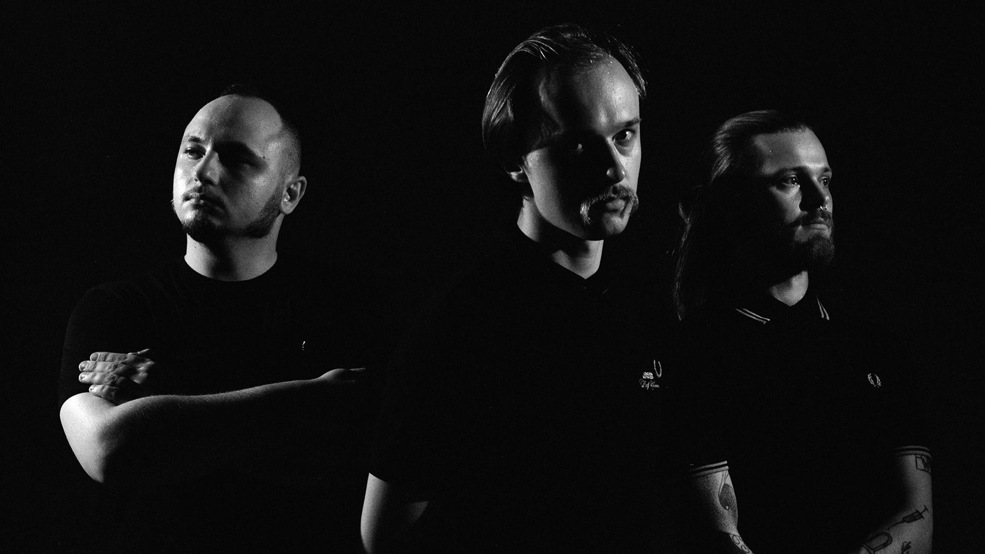 O trio bielorusso Molchat Doma está vindo ao Brasil para um show único em São Paulo. Conheça cinco músicas para entender a atmosfera sombria e pós-soviética da banda.