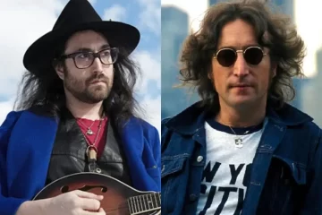 Sean Ono Lennon ao lado de uma foto de seu pai, John Lennon.