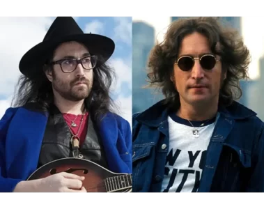 Sean Ono Lennon ao lado de uma foto de seu pai, John Lennon.