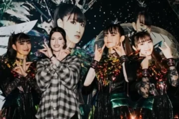 Courtney LaPlante do Spiritbox ao lado das integrantes do BABYMETAL após a performance de “My Queen” em Los Angeles