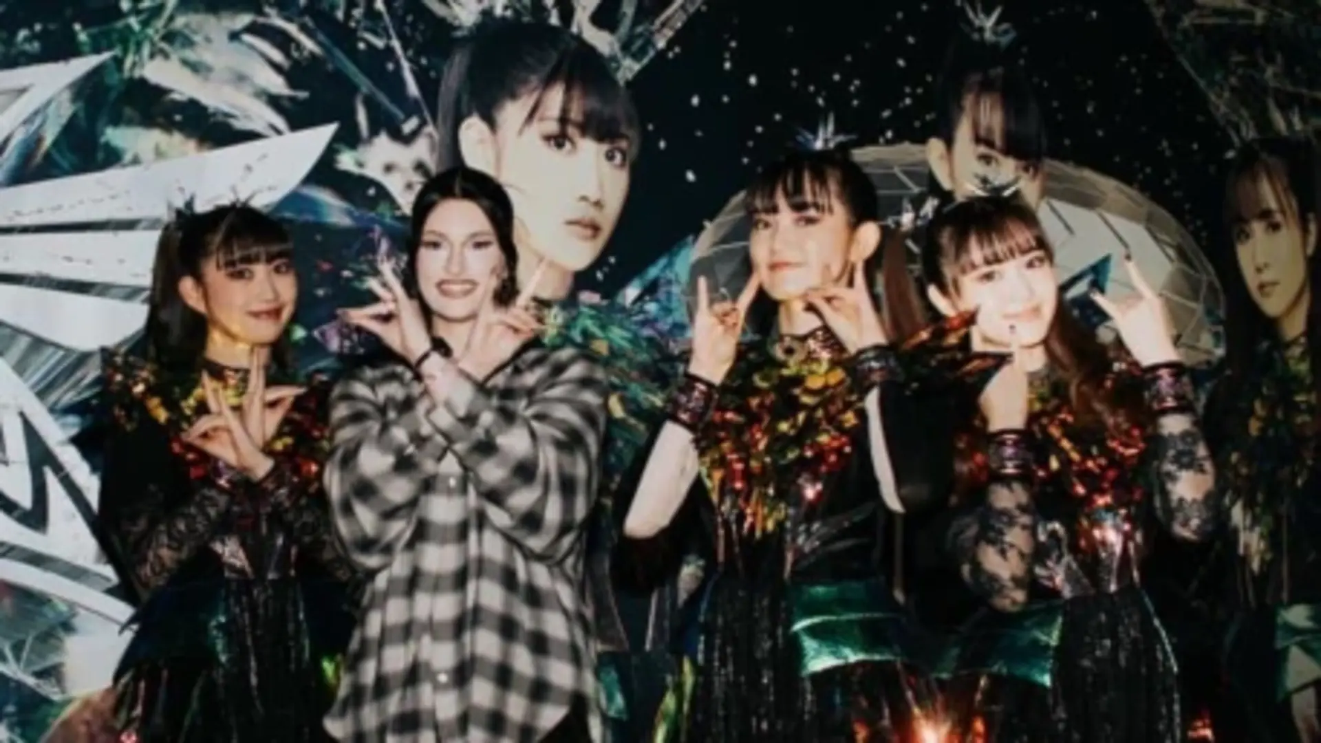 Courtney LaPlante do Spiritbox ao lado das integrantes do BABYMETAL após a performance de “My Queen” em Los Angeles