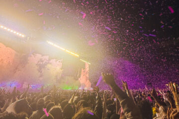 Público do Linkin Park no MorumBIS em São Paulo durante o encerramento da turnê From Zero, com confetes e luzes coloridas iluminando o estádio lotado.