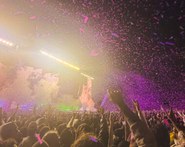 Público do Linkin Park no MorumBIS em São Paulo durante o encerramento da turnê From Zero, com confetes e luzes coloridas iluminando o estádio lotado.