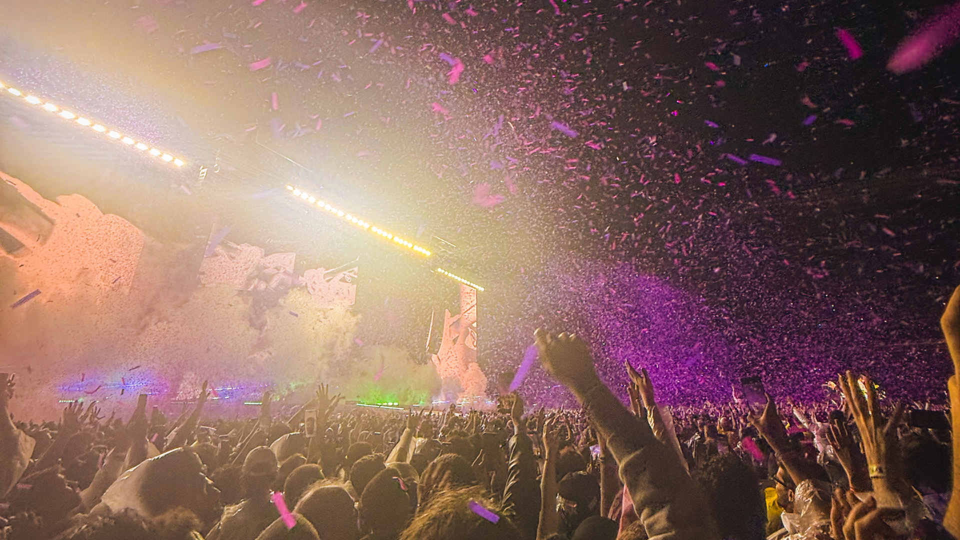 Público do Linkin Park no MorumBIS em São Paulo durante o encerramento da turnê From Zero, com confetes e luzes coloridas iluminando o estádio lotado.