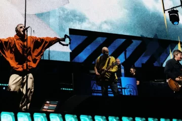 Oasis no palco em São Paulo durante a turnê Live ’25, com Liam Gallagher de braços abertos e Noel tocando guitarra. Foto de @JoshuaHalling.