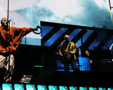 Oasis no palco em São Paulo durante a turnê Live ’25, com Liam Gallagher de braços abertos e Noel tocando guitarra. Foto de @JoshuaHalling.