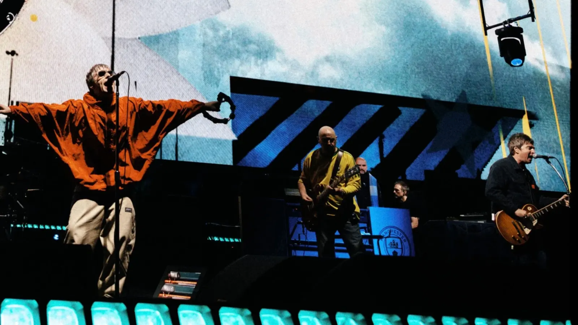 Oasis no palco em São Paulo durante a turnê Live ’25, com Liam Gallagher de braços abertos e Noel tocando guitarra. Foto de @JoshuaHalling.