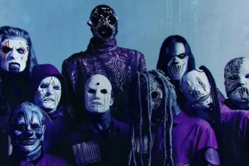 Integrantes do Slipknot usando máscaras icônicas, fotografados em tons roxos e azulados por Jonathan Weiner, em composição sombria e estilizada.