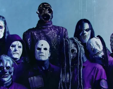 Integrantes do Slipknot usando máscaras icônicas, fotografados em tons roxos e azulados por Jonathan Weiner, em composição sombria e estilizada.