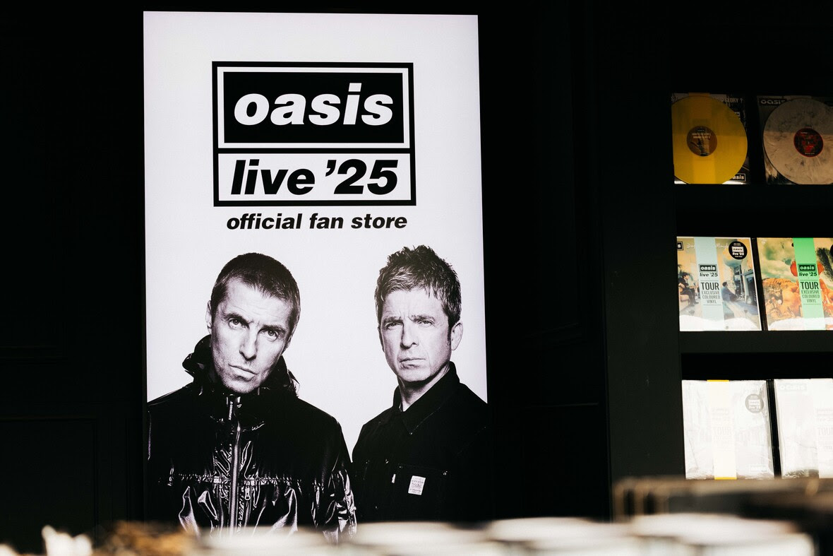 A única fan store no Brasil abriu no Largo da Batata, em Pinheiros, com diversos produtos oficiais da turnê Oasis Live ‘25