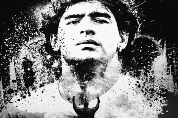 Ilustração artística em preto e branco de Diego Maradona, com textura de respingos e alto contraste, enquanto uma figura humana com os braços erguidos aparece em posição de reverência abaixo da imagem.