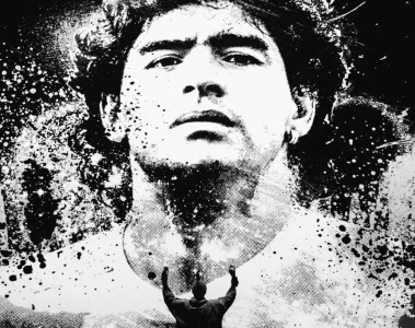 Ilustração artística em preto e branco de Diego Maradona, com textura de respingos e alto contraste, enquanto uma figura humana com os braços erguidos aparece em posição de reverência abaixo da imagem.