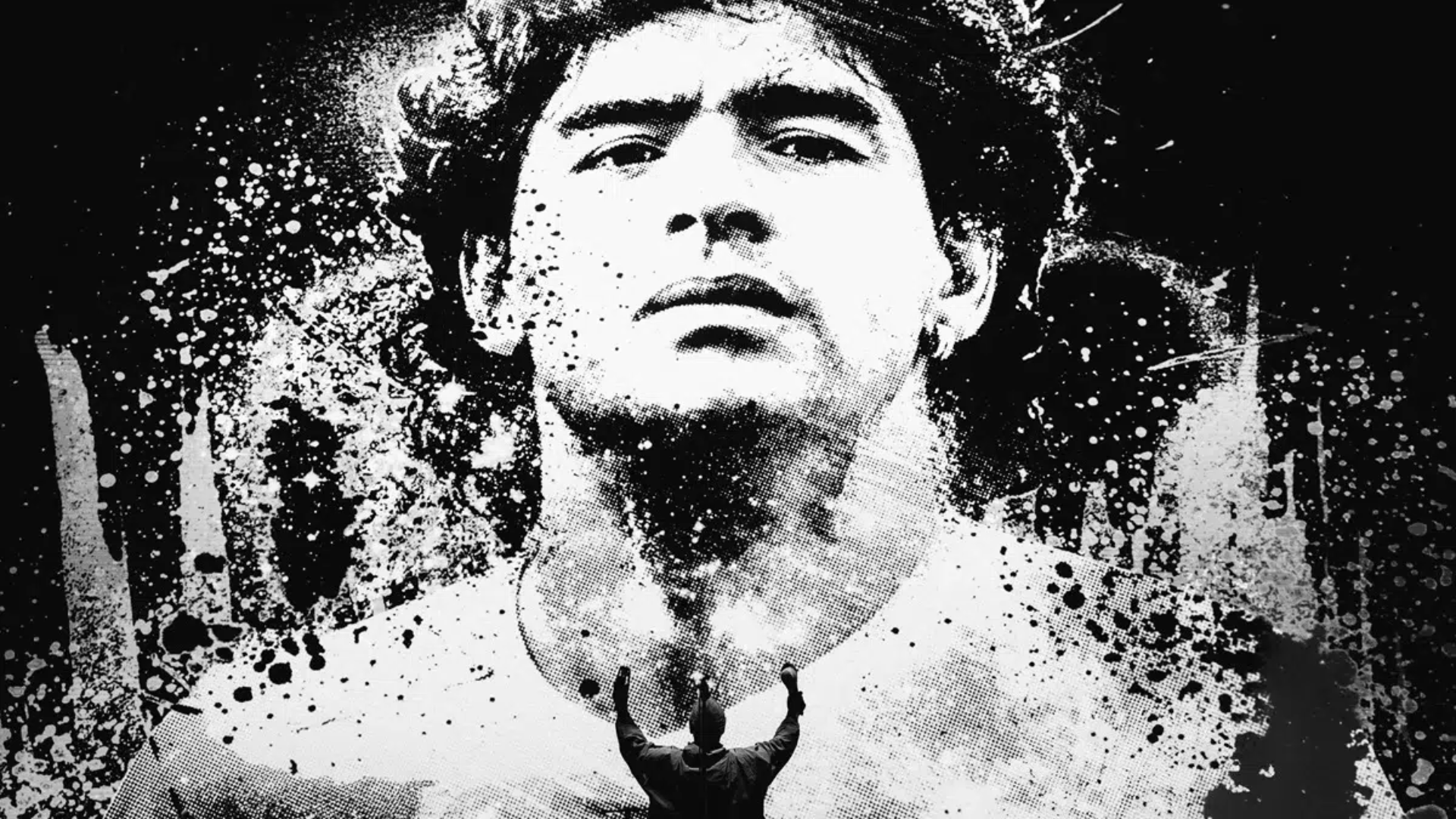 Ilustração artística em preto e branco de Diego Maradona, com textura de respingos e alto contraste, enquanto uma figura humana com os braços erguidos aparece em posição de reverência abaixo da imagem.