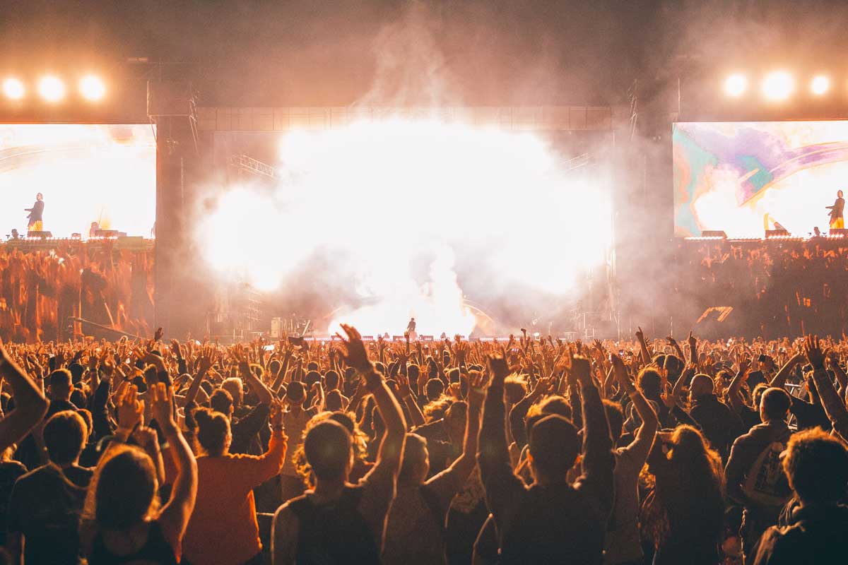 Público em show lotado durante apresentação ao vivo