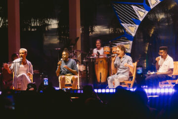 Show do Corona Luau MTV no Museu do Amanhã, com Nando Reis, Céu e o trio Os Garotin sentados no palco ao pôr do sol, acompanhados de banda e percussão, durante tributo a Cássia Eller. Foto: Gabriella Ribeiro (Moodgate).