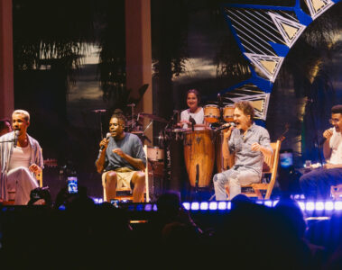 Show do Corona Luau MTV no Museu do Amanhã, com Nando Reis, Céu e o trio Os Garotin sentados no palco ao pôr do sol, acompanhados de banda e percussão, durante tributo a Cássia Eller. Foto: Gabriella Ribeiro (Moodgate).