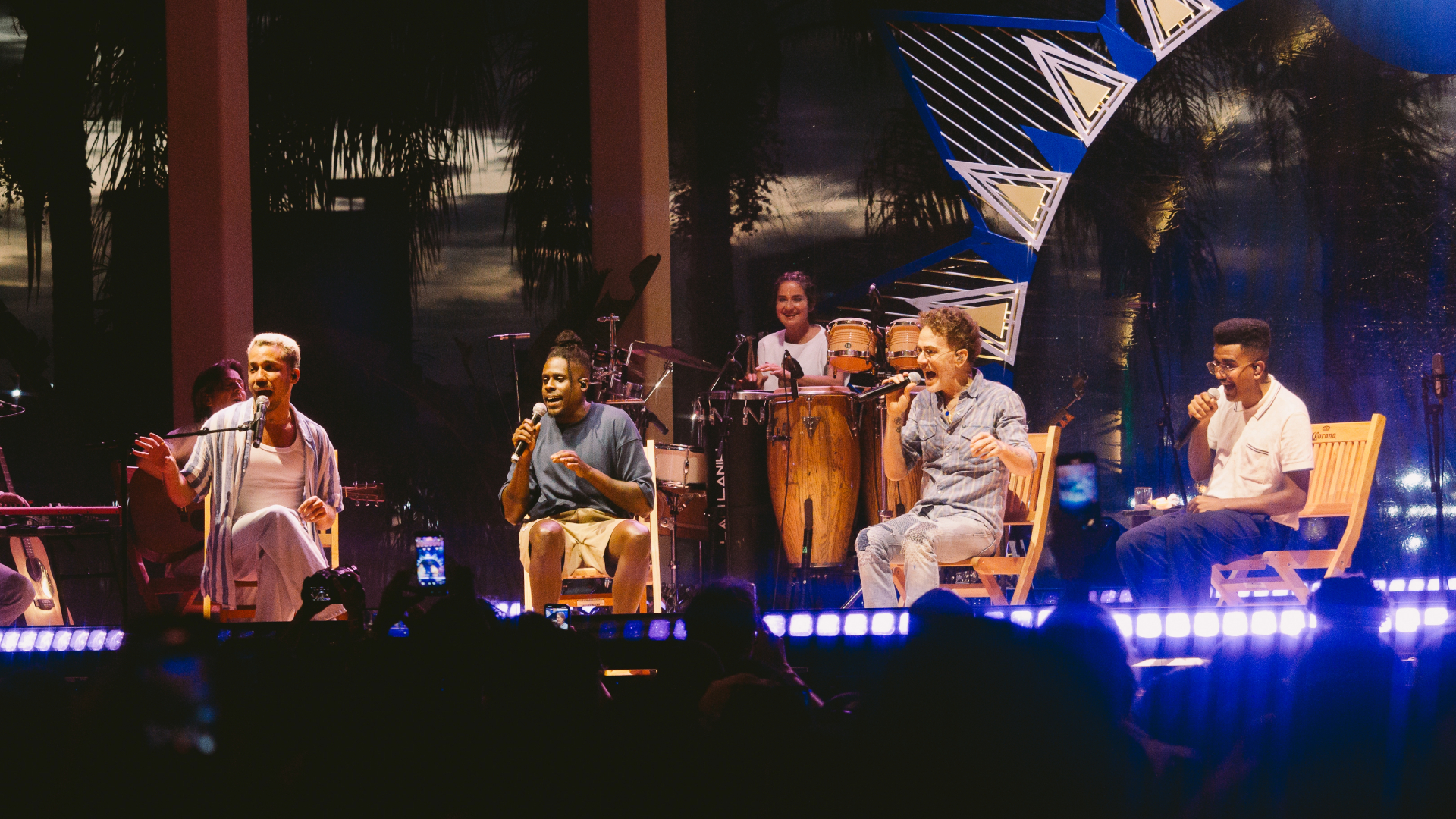 Show do Corona Luau MTV no Museu do Amanhã, com Nando Reis, Céu e o trio Os Garotin sentados no palco ao pôr do sol, acompanhados de banda e percussão, durante tributo a Cássia Eller. Foto: Gabriella Ribeiro (Moodgate).