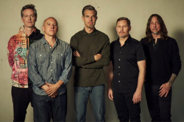 Integrantes da banda 311 posam para foto promocional antes de show no Brasil