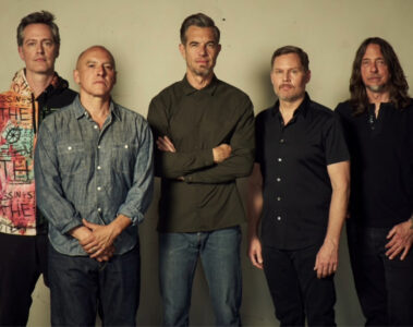 Integrantes da banda 311 posam para foto promocional antes de show no Brasil