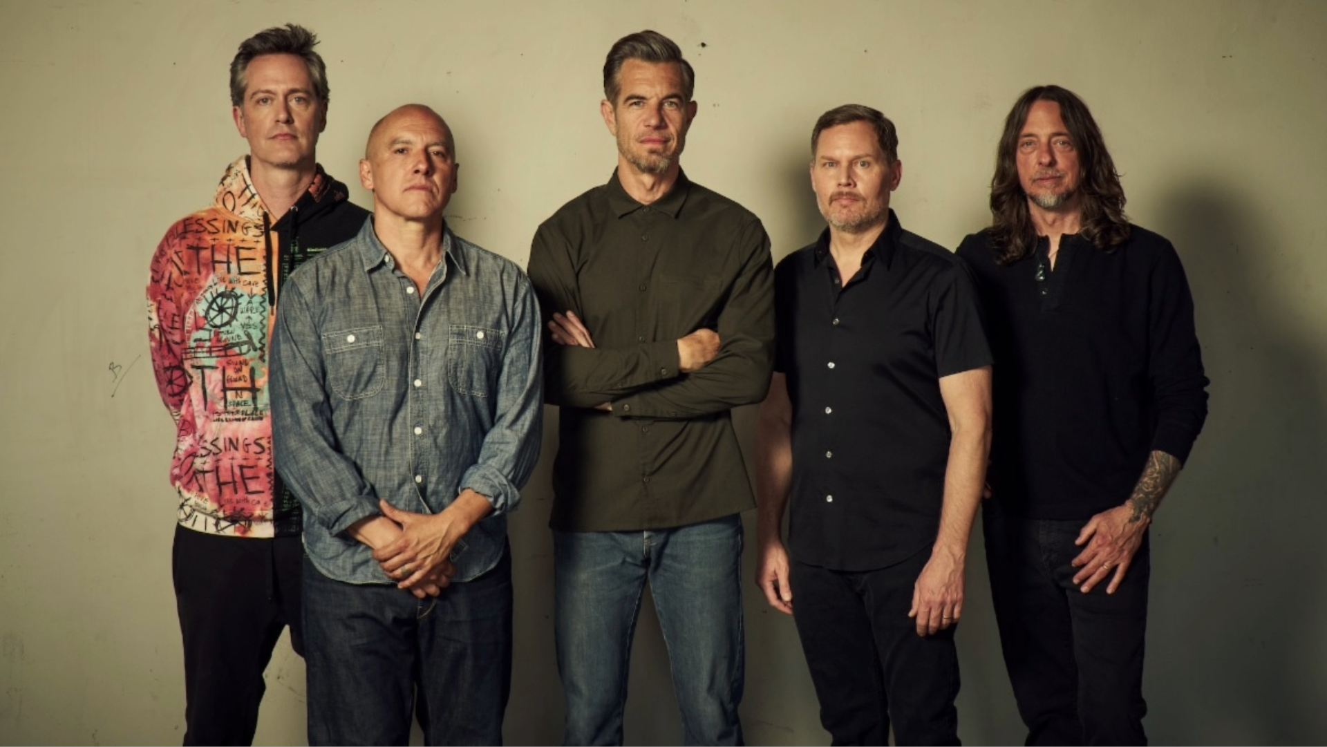 Integrantes da banda 311 posam para foto promocional antes de show no Brasil