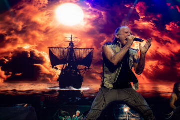 Bruce Dickinson durante show do Iron Maiden na turnê Run For Your Lives World Tour