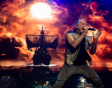 Bruce Dickinson durante show do Iron Maiden na turnê Run For Your Lives World Tour