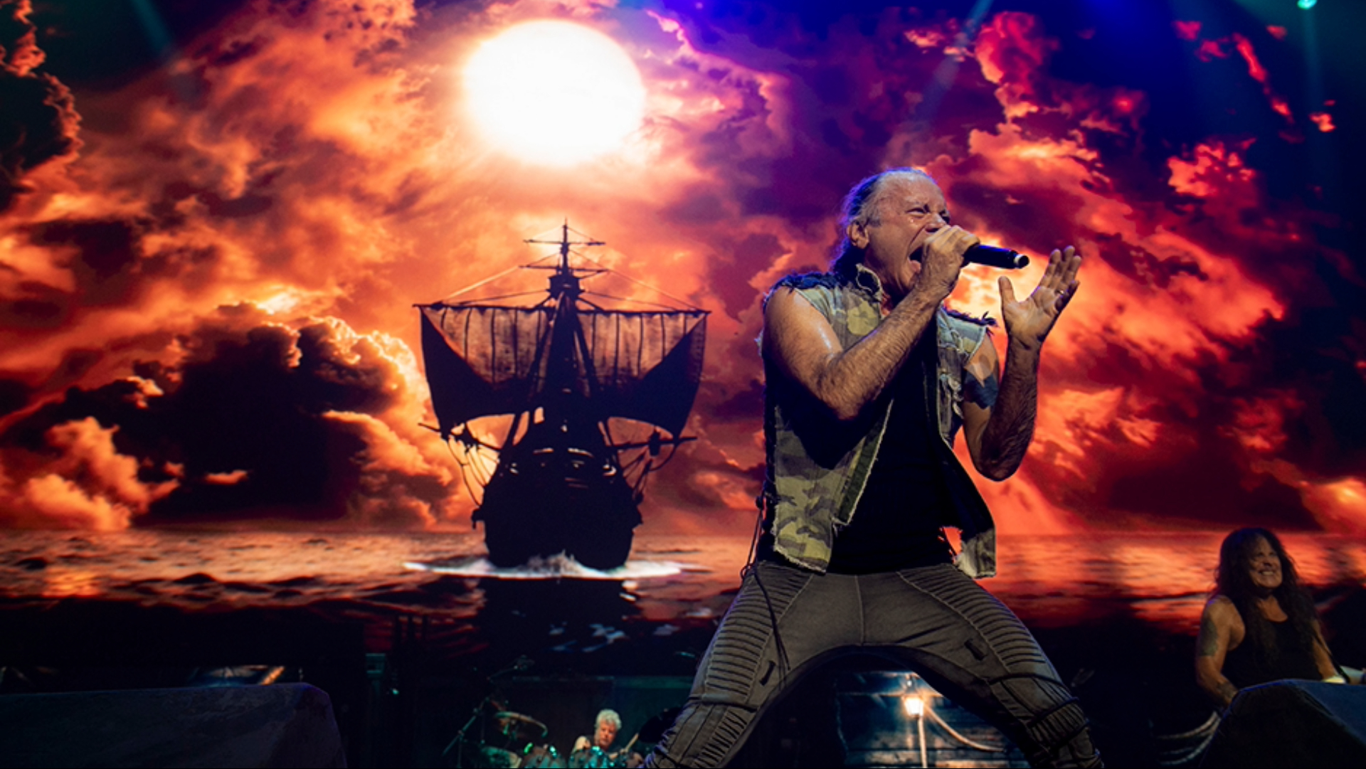 Bruce Dickinson durante show do Iron Maiden na turnê Run For Your Lives World Tour