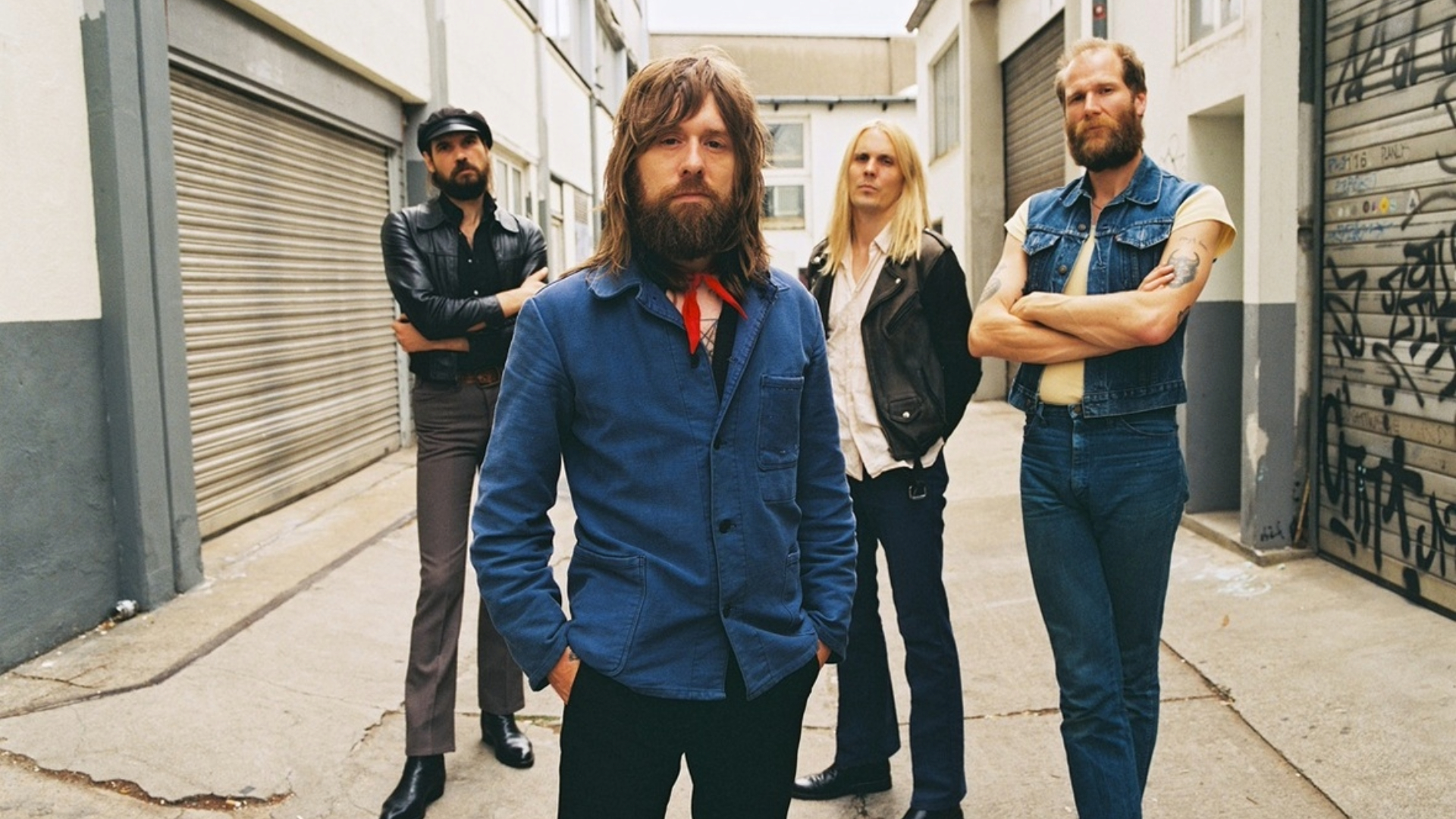 Banda Kadavar posa para foto promocional em um corredor urbano