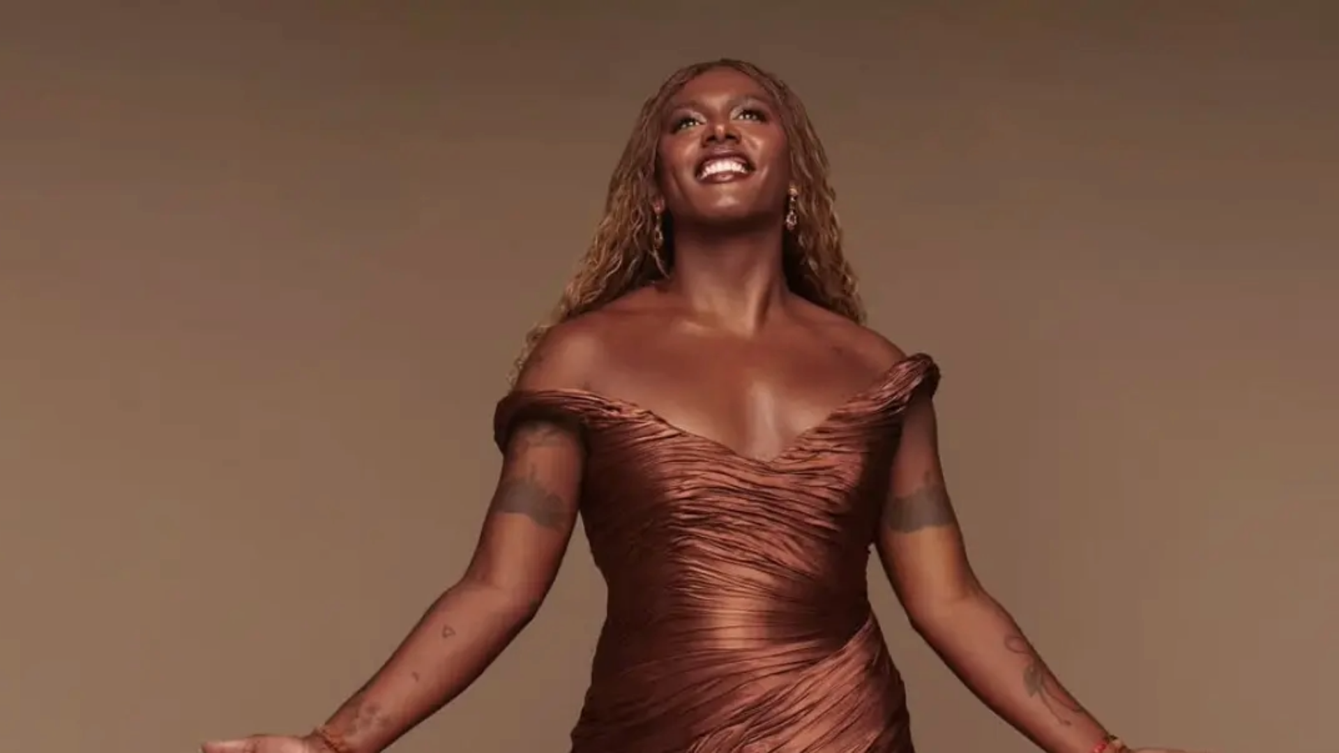 Liniker celebra fase de sucesso com o álbum Caju após vencer o Grammy Latino