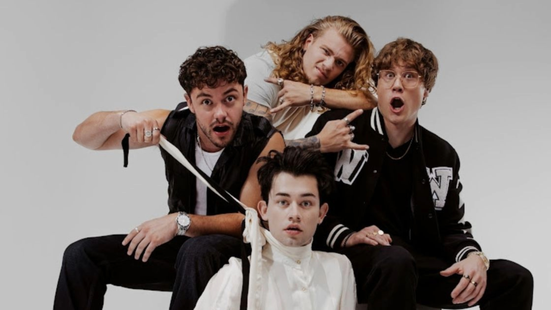 Integrantes da boy band Midnight Til Morning posando para foto promocional; grupo formado no reality Building the Band da Netflix.