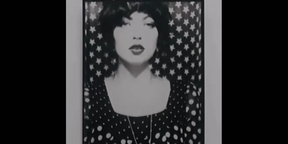 Retrato em preto e branco de Violet Grohl diante de um fundo estampado com estrelas, usado para divulgar o lançamento das músicas “THUM” e “Applefish”.