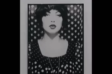 Retrato em preto e branco de Violet Grohl diante de um fundo estampado com estrelas, usado para divulgar o lançamento das músicas “THUM” e “Applefish”.