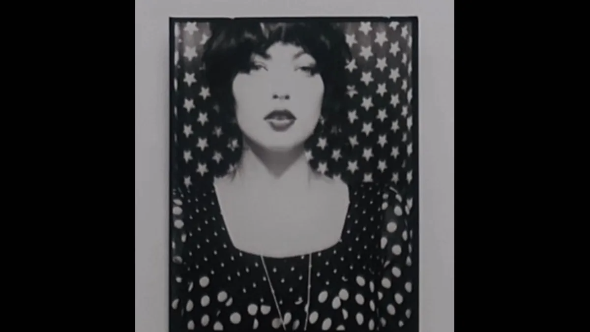 Retrato em preto e branco de Violet Grohl diante de um fundo estampado com estrelas, usado para divulgar o lançamento das músicas “THUM” e “Applefish”.