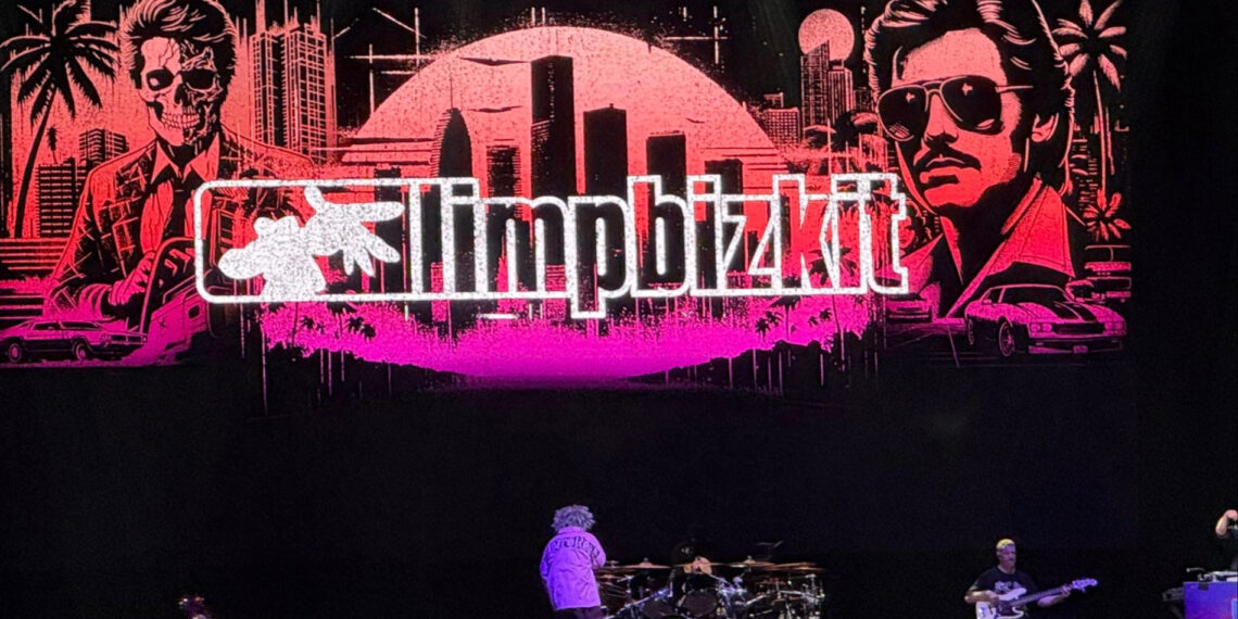 Limp Bizkit no palco do Allianz Parque em São Paulo durante o encerramento da turnê Loserville, com telão estilizado e público em clima de caos