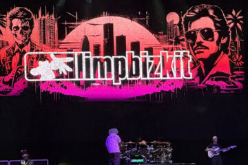 Limp Bizkit no palco do Allianz Parque em São Paulo durante o encerramento da turnê Loserville, com telão estilizado e público em clima de caos