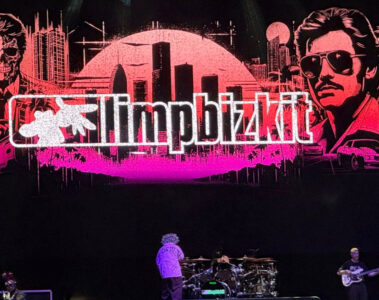 Limp Bizkit no palco do Allianz Parque em São Paulo durante o encerramento da turnê Loserville, com telão estilizado e público em clima de caos