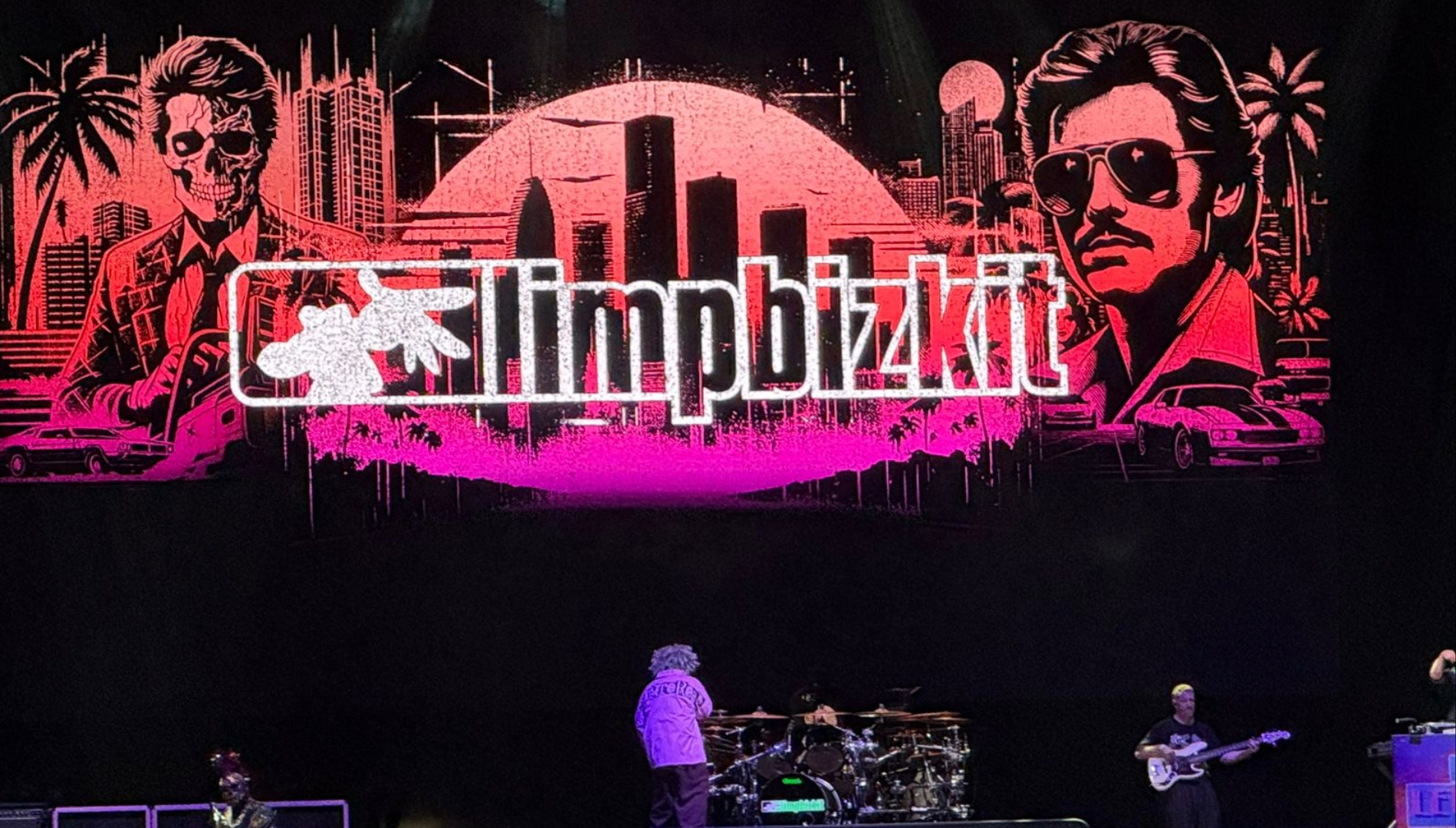 Limp Bizkit no palco do Allianz Parque em São Paulo durante o encerramento da turnê Loserville, com telão estilizado e público em clima de caos