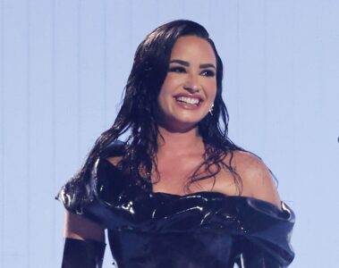 Demi Lovato sorrindo durante apresentação ao vivo, em foto de Mike Coppola, anunciada no Rock in Rio 2026.