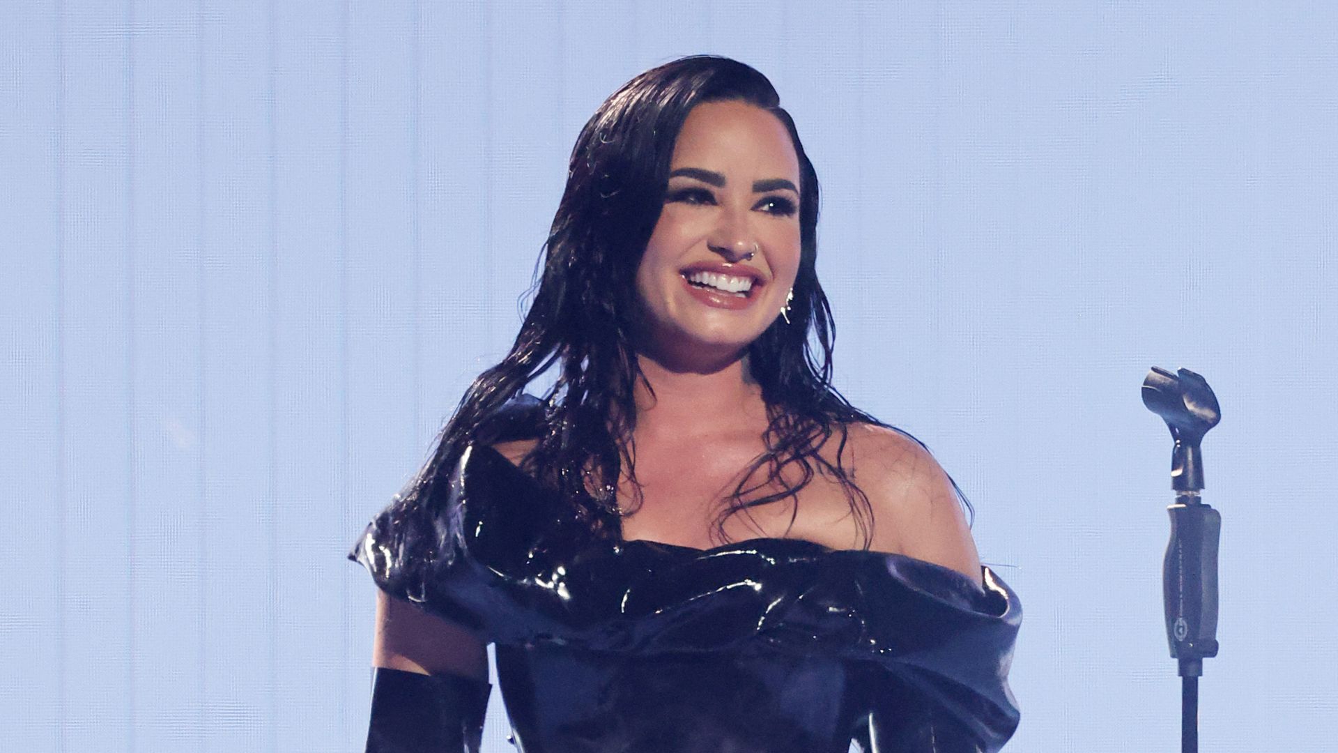 Demi Lovato sorrindo durante apresentação ao vivo, em foto de Mike Coppola, anunciada no Rock in Rio 2026.