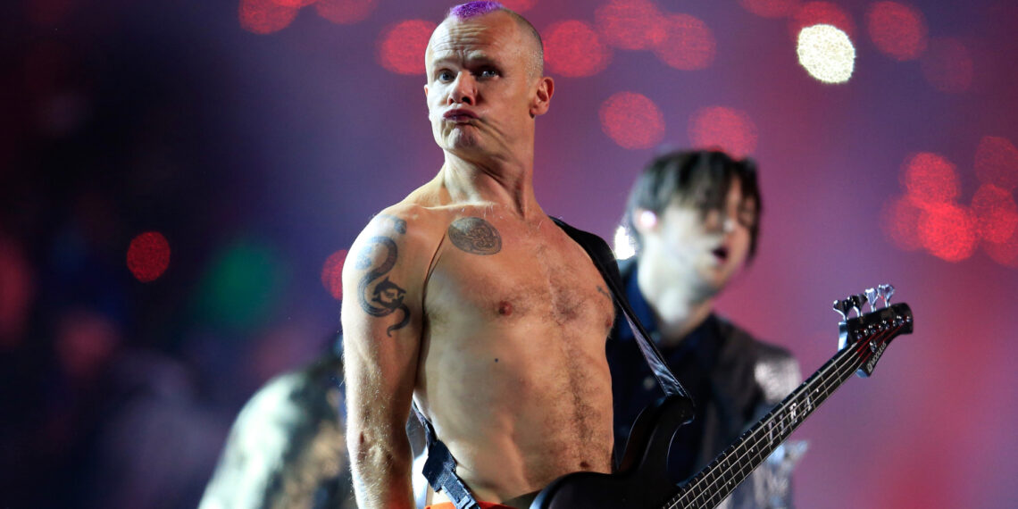 Flea tocando baixo em apresentação ao vivo do Red Hot Chili Peppers.