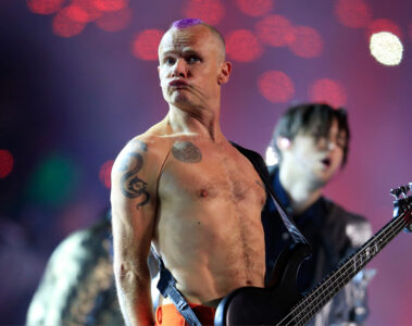 Flea tocando baixo em apresentação ao vivo do Red Hot Chili Peppers.