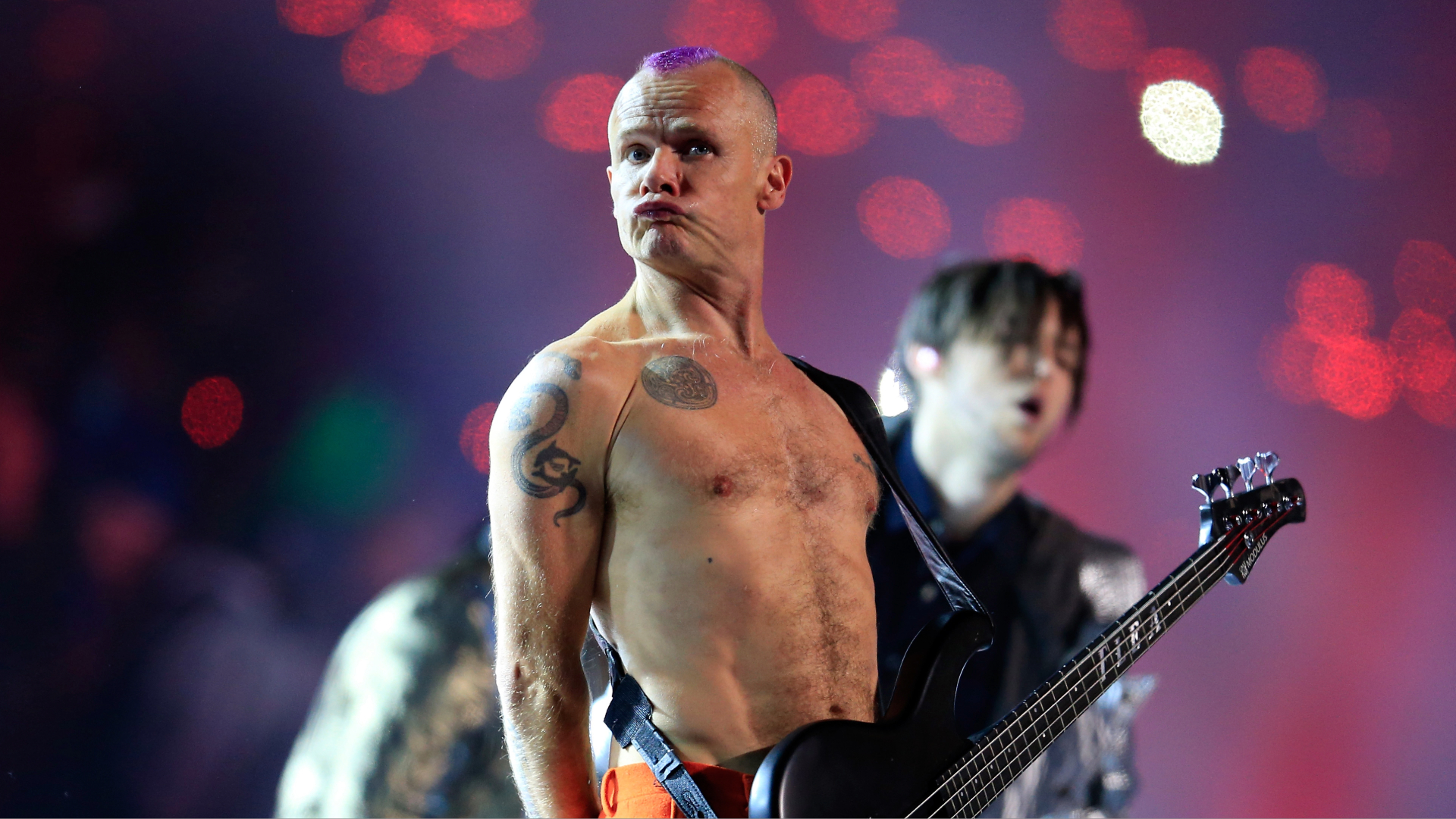 Flea tocando baixo em apresentação ao vivo do Red Hot Chili Peppers.