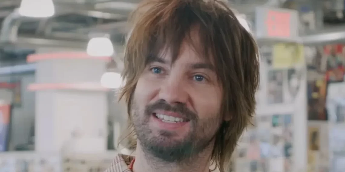 Kevin Parker sorrindo durante gravação da série “What’s in My Bag”, da Amoeba Records.