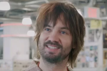 Kevin Parker sorrindo durante gravação da série “What’s in My Bag”, da Amoeba Records.